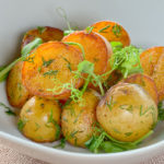 Обжаренный мини-картофель с зеленью Fried mini potatoes with herbs